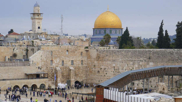 Al Aqsa - Felsendom mit Bab-al-Silsila-Minarett und Gläubigen an der Klagemauer
