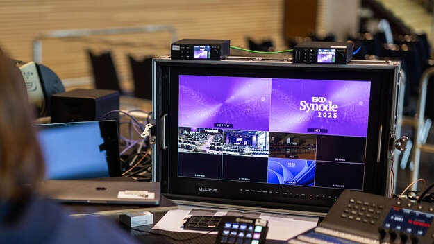 Übertragung der EKD Synode auf einen Bildschirm