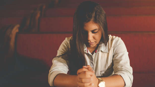 Frau betet in einer Kirche