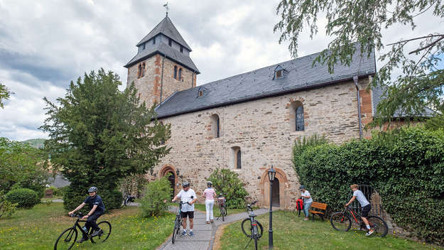 Die evangelische Nikolaikirche in Caldern noerdlich von Marburg ist eine Radwegekirche