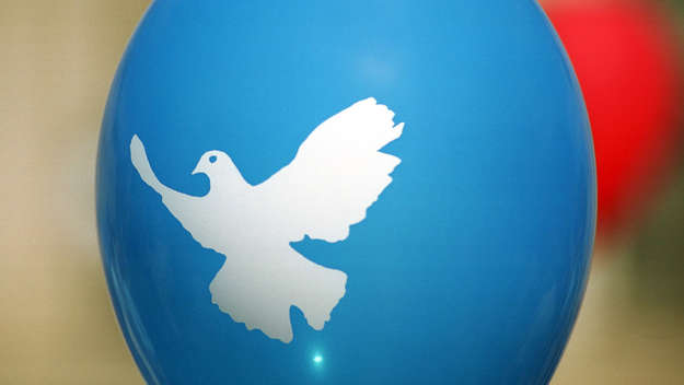 Blauer Ballon mit weißer Friedenstaube