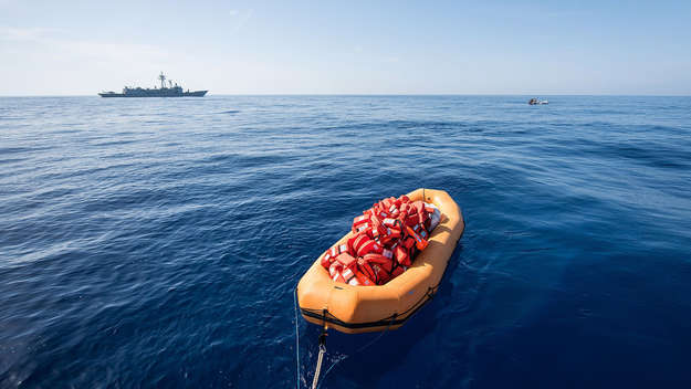Schlauchboot des Rettungsschiffes Sea-Watch-2 vor der libyschen Küste im Mittelmeer