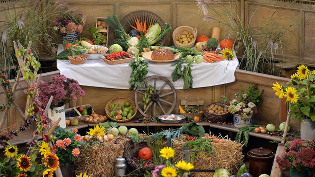 Altar mit Erntedankschmuck