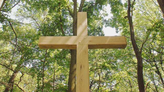 Holzkreuz am Rand von Deutschlands erstem kirchlichen Friedwald auf dem Schwanberg in Unterfranken