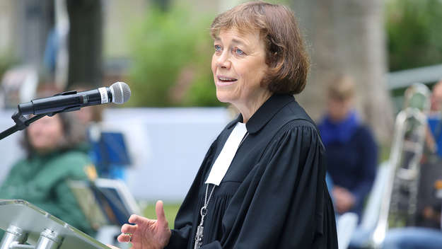 Annette Kurschus spricht am Erinnerungsort für Corona-Opfer n Bethel