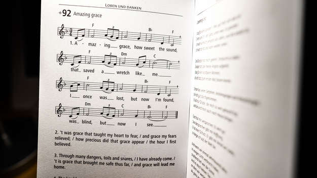 Text und Noten des traditionellen Kirchenlieds 'Amazing Grace', aus 'EG Plus.