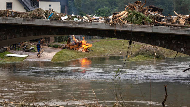 Aufraeumarbeiten nach der Hochwasserkatastrophe im Westen Deutschlands, am 17.07.2021 in Schuld, Rheinland-Pfalz. (Foto: Anwohner verbrennen ihren beschaedigten Hausrat.)