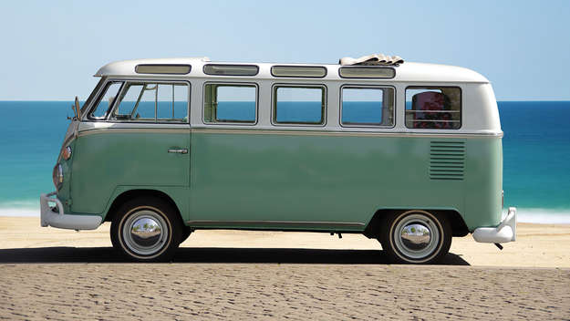 Alter Campingbus am Meer