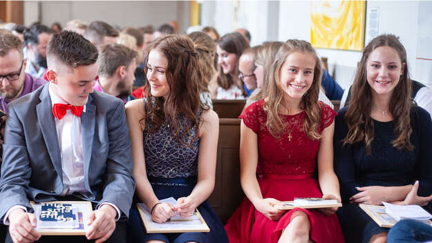 Konfirmand*innen während der Konfirmation