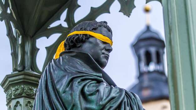 Protest gegen Antisemitismus: Standbild von Martin Luther in Wittenberg mit gelber Augenbinde