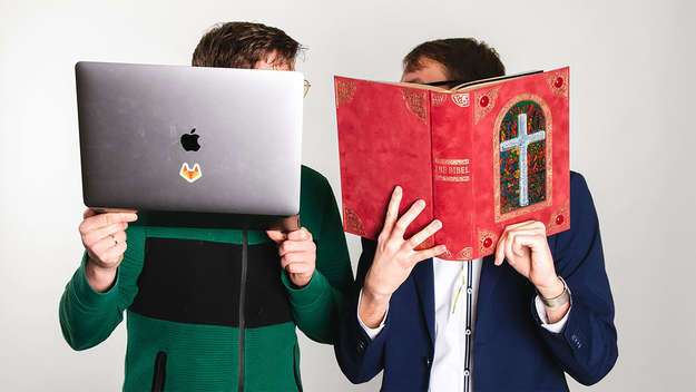 Christliche Sinnfluencer bilden Netzwerk 'yeet' - Mann mit Bibel, Mann mit Notebook