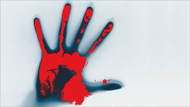 Eine Hand hinterlässt einen blutverschmierten Abdruck (Symbolbild)