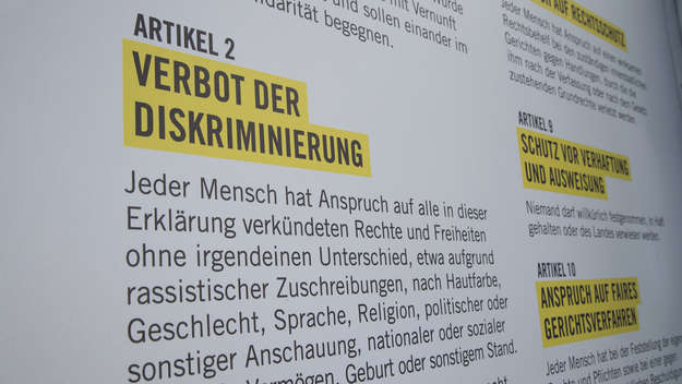Die Stadt Hanau und Amnesty International haben eine übergroße Ausgabe der Allgemeinen Erklärung der Menschenrechte als deutliches Signal für gesellschaftlichen Zusammenhalt und gegen Rassismus sowie Gewalt in den öffentlichen Raum gesetzt.