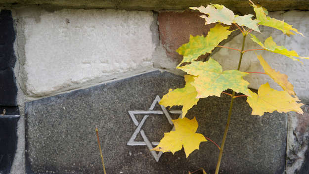 Symbolfoto (Neuer Jüd. Friedhof in Krakau 2014, Nazis zerstörten hier zahlreiche Gräber und verwendeten die Stelen als Baumaterial)