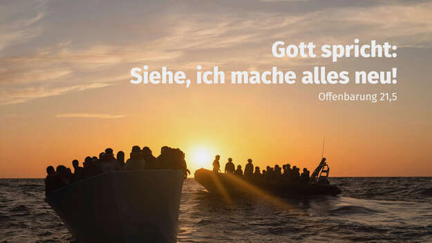 Postkarte von united4rescue: Menschen in überfüllten Booten auf dem offenen Meer bei Sonnenaufgang