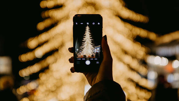 Kamera-Applikation auf einem Smartphone, das einen leuchtenden Weihnachtsbaum aufnimmt