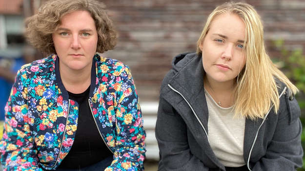 Jule Grote und Elske Gödeke produzieren zusammen den Podcast 'Flüsterfragen'.