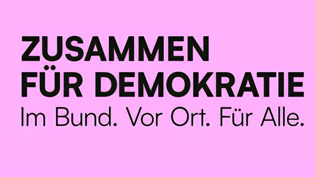 Logo des Bündnisses 'Zusammen für 'Demokratie - Hinweis auf den Aktionsleitfaden 2026