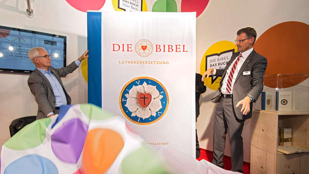 Präsentation der neuen Lutherbibel auf der Frankfurter Buchmesse 2016.