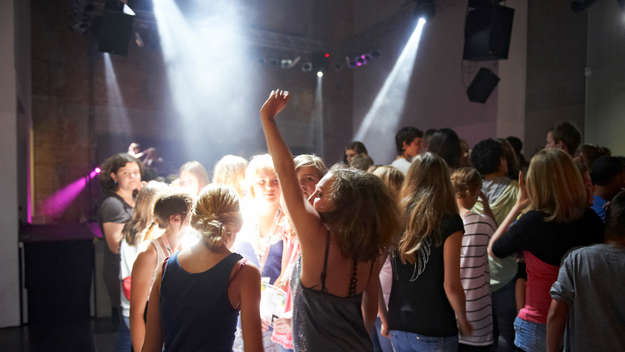 Jugendliche feiern in einer Kirche eine Konfi-Party.