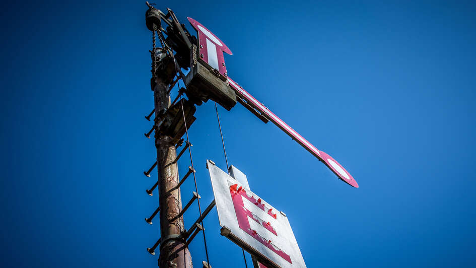 Bahn-Signal vor blauem Himmel