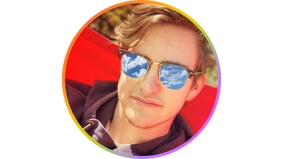 Instagram Profilbild von einem jungen Mann mit dunkelbloden Haaren, die ihm ins Gesciht fallen. Er trägt eine Sonnenbrille und einen dunkelroten Hoodie. In der Sonnenbrille spiegelt sich der blaue Himmel mit Wolken.