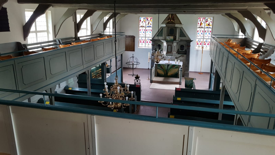 Innenansicht der St. Johanniskirche Schwanenwede von der Empore aus Richtung Altar fotografiert. Innenansicht der St. Johanniskirche Schwanenwede von der Empore aus Richtung Altar fotografiert.