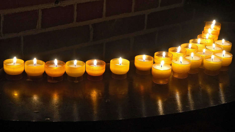 Fürbitten-Kerzen auf Altarstufen
