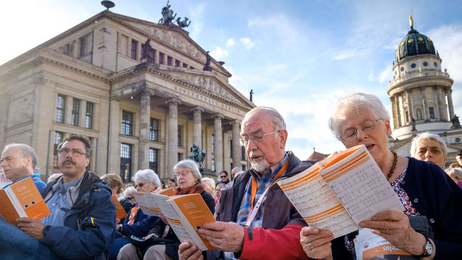 Besucher beim ökumenischen Himmelfahrts-Gottesdienst auf dem berliner Gendarmenmarkt