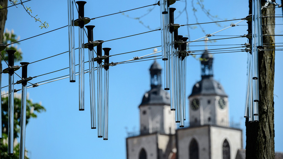 Die Installation 'Clouds', im Hintergrund die Türme der Stadtkirche Wittenberg
