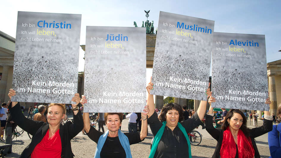 Mahnwache gegen religiösen Fanatismus vor dem Brandenburger Tor Mahnwache gegen religiösen Fanatismus vor dem Brandenburger Tor