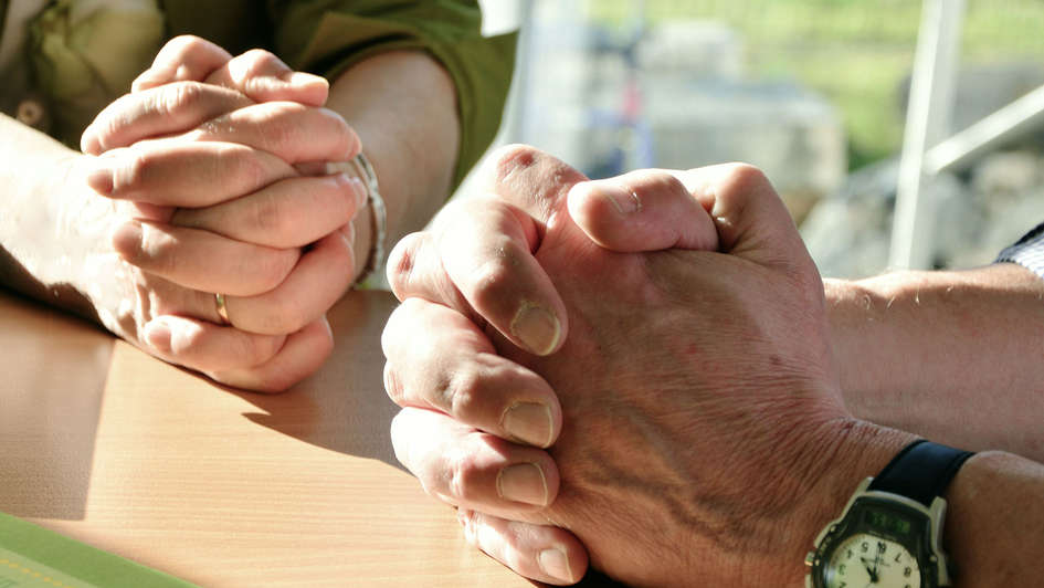 Betende Hände, männlich und weiblich