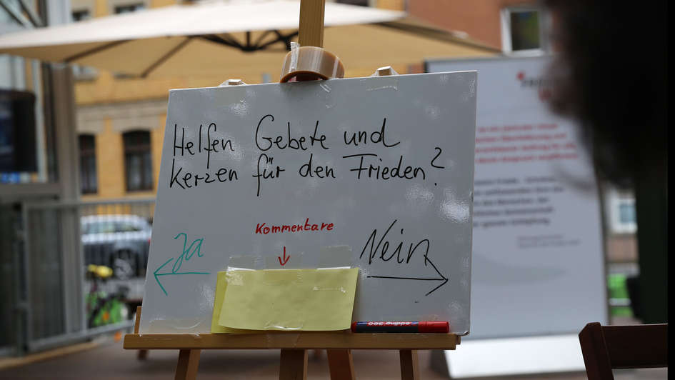 Schrift: Helfen Gebete und Kerzen für den Frieden?