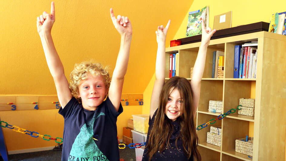 Zwei Schulkinder am Tisch Zwei Schulkinder am Tisch