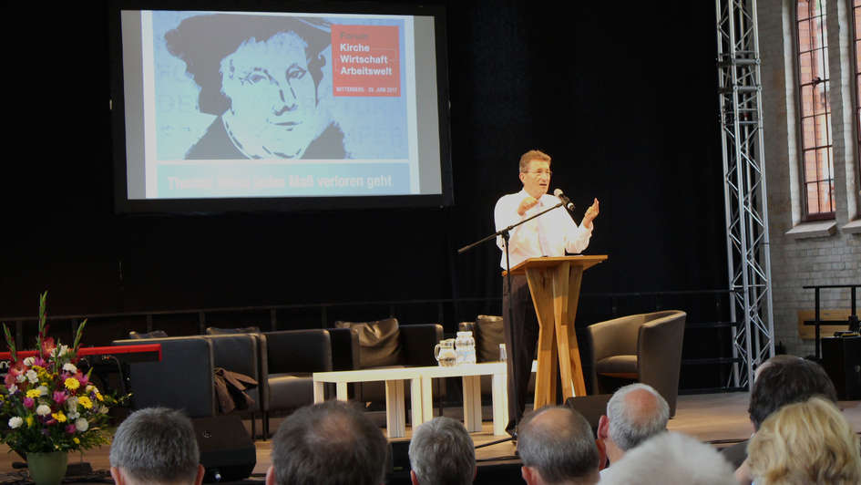 Wolfgang Huber auf dem Podium bei der Diskussion in der Weltausstellung