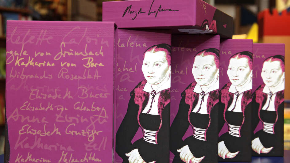 Der pinkfarbene Schmuckschuber der Lutherbibel-Ausgabe von Margot Käßmann zeigt Katharina Bora
