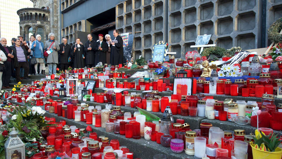 Kerzen vor der Gedächtniskirche in Berlin Kerzen vor der Gedächtniskirche in Berlin
