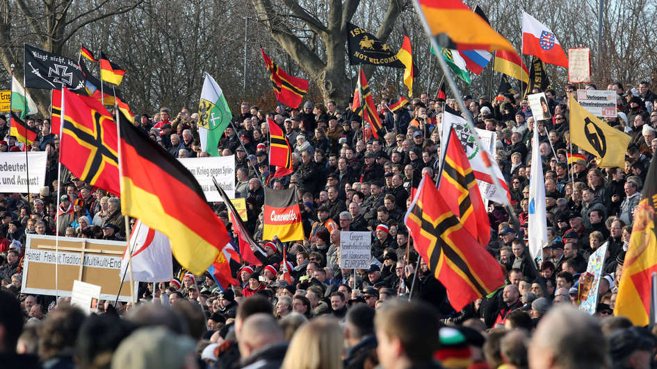 Pegida-Anhänger demonstrieren in Dresden