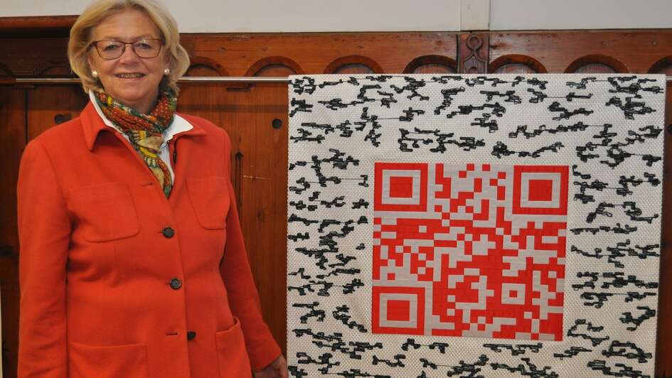 Die evangelische Klostervorsteherin Mechthild von Veltheim präsentiert das erste Stoffparament mit einem QR-Code. Die evangelische Klostervorsteherin Mechthild von Veltheim präsentiert das erste Stoffparament mit einem QR-Code.
