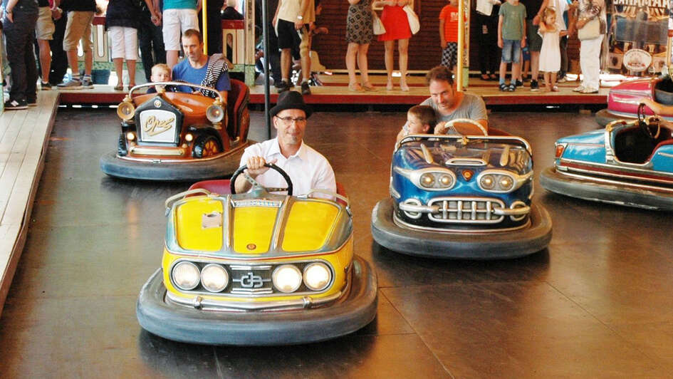 Schaustellerpfarrer Torsten Heinrich fährt Autoscooter Schaustellerpfarrer Torsten Heinrich fährt Autoscooter