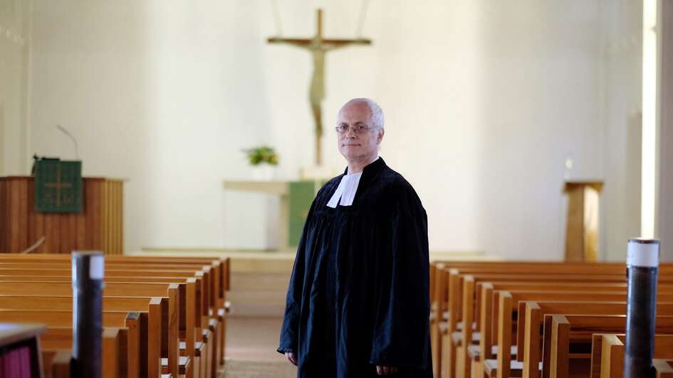 Jona Luhter im Talar in der Kirche Jona Luhter im Talar in der Kirche