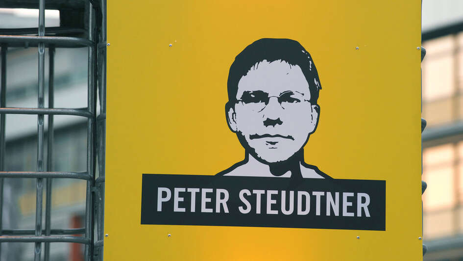 Lichtinstallation zu einem Bild von Peter Steudtner Lichtinstallation zu einem Bild von Peter Steudtner