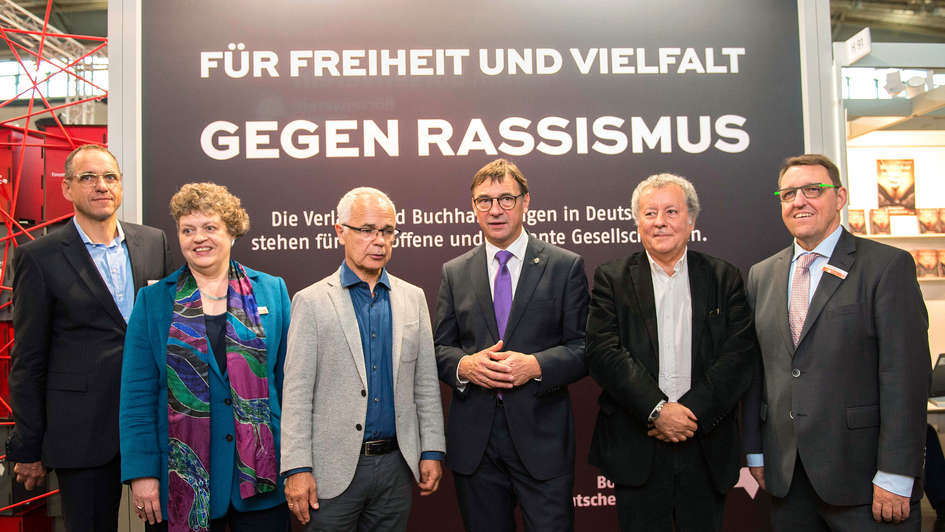 Gruppe ev. Verleger  und Kirchenvertreter bei der Frankfurter Buchmesse