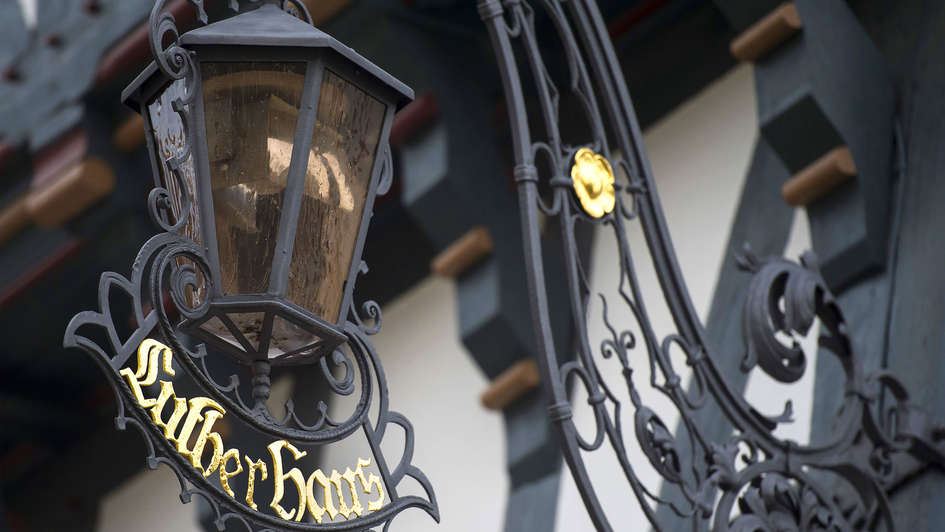 Laterne und Schild am Lutherhaus in Eisenach