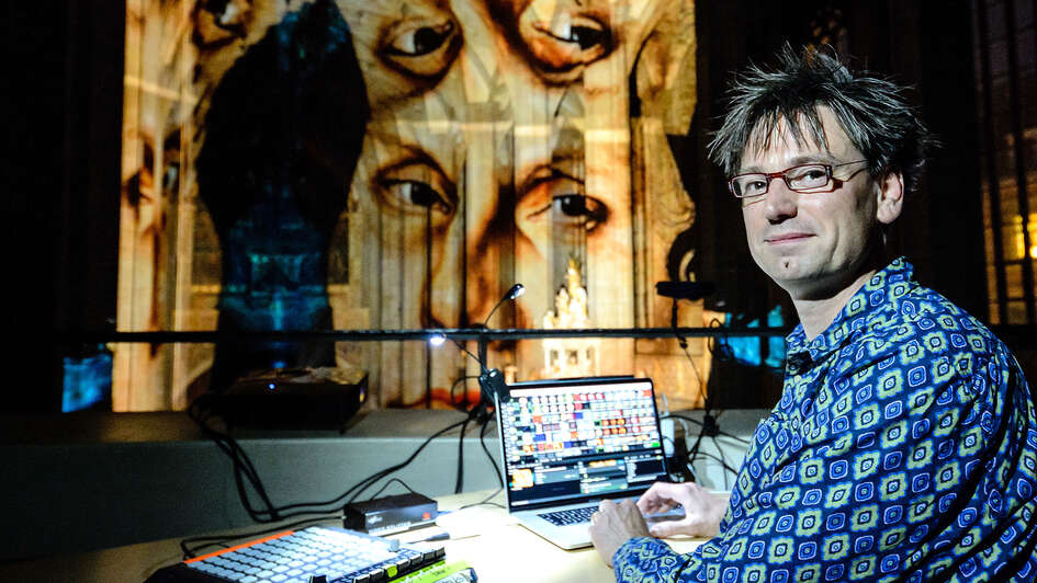 Ingo Bracke bei einer Lichtinstallation mit einem Bild von Martin Luther Ingo Bracke bei einer Lichtinstallation mit einem Bild von Martin Luther