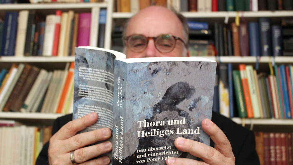 Peter Fahr mit seinem Roman „Thora und Heiliges Land“ in der Hand Peter Fahr mit seinem Roman „Thora und Heiliges Land“ in der Hand