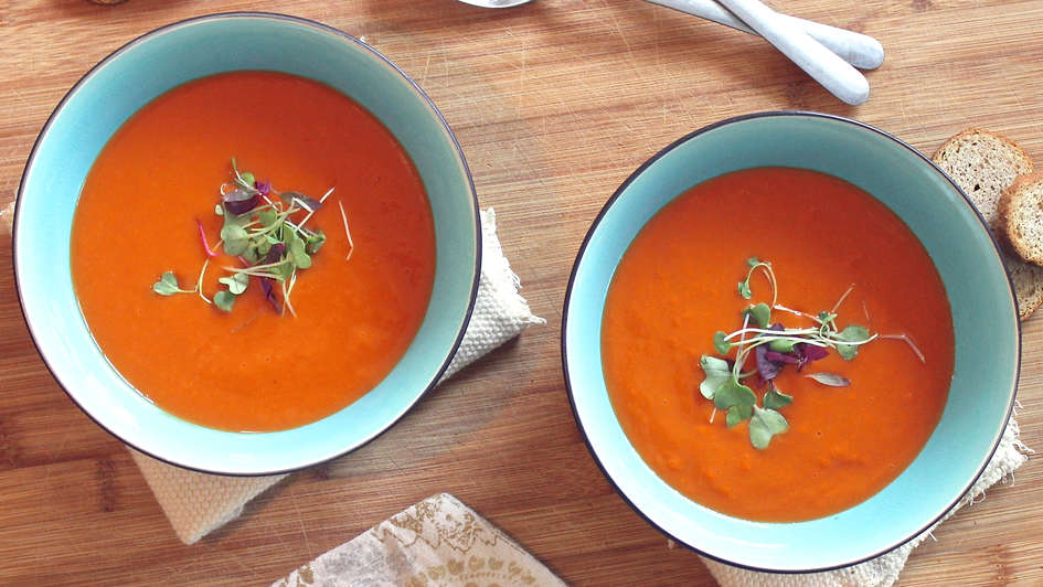 Zwei Schälchen mit Suppe