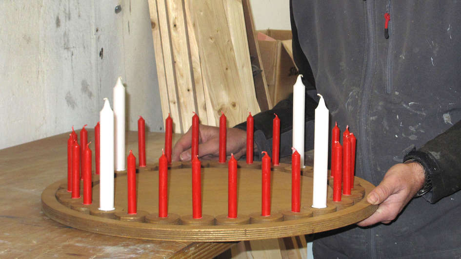 Wichern-Adventskranz mit über 20 Kerzen Wichern-Adventskranz mit über 20 Kerzen