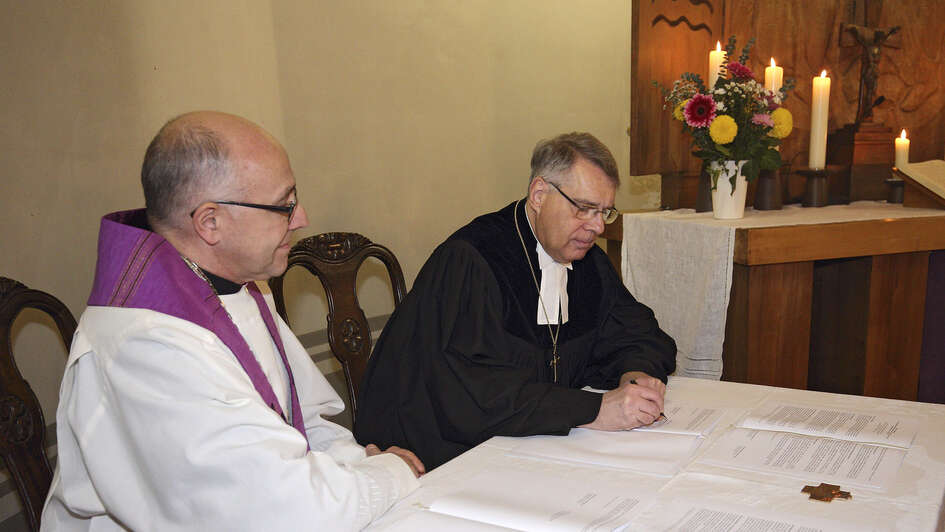 Christian Schad und Hans-Jörg Voigt unterschreiben eine gemeinsame Erklärung Christian Schad und Hans-Jörg Voigt unterschreiben eine gemeinsame Erklärung