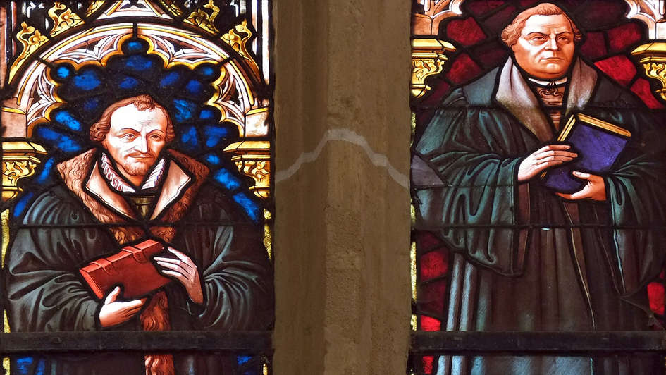 Kirchenfenster mit Bild von Philipp Melanchthon und Martin Luther